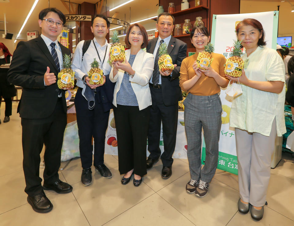 屏東縣長周春米化身一日店長，日本連鎖超市行銷屏東好物。（屏東縣政府提供）