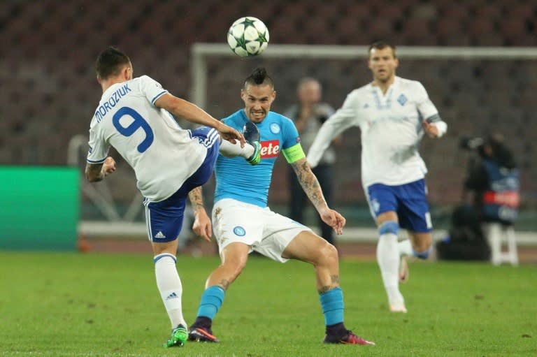 Dynamo Kiev's Mykola Morozyuk (L) vies with Napoli's Marek Hamsik (C) on November 23, 2016 at the San Paolo stadium in Naples