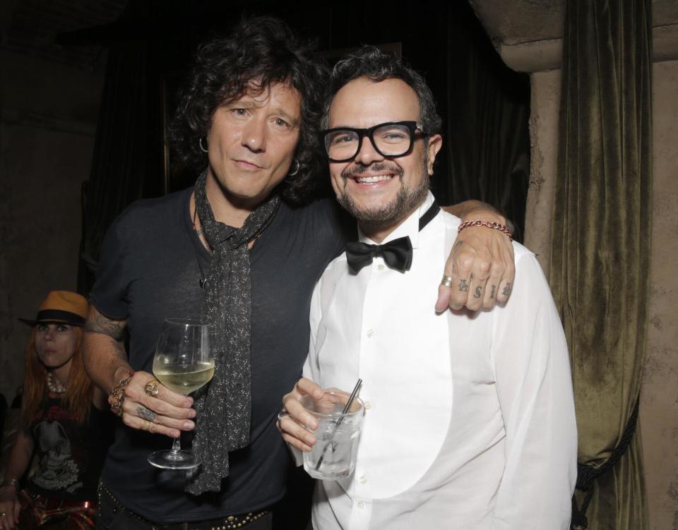 Enrique Bunbury al lado de Syntek durante la premier de 'Cantinflas' en el Roosevelt Hotel de Hollywood, en agosto de 2014.