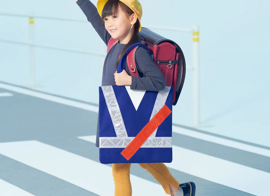 Honda's traffic policeman tote bag for schoolchildren.