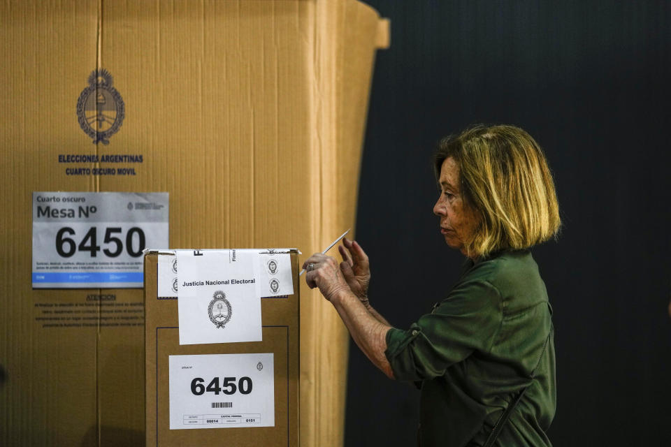 Una mujer vota en la segunda vuelta presidencial entre Javier Milei y Sergio Massa en Buenos Aires, Argentina, el domingo 19 de noviembre de 2023. (Foto AP/Natacha Pisarenko)