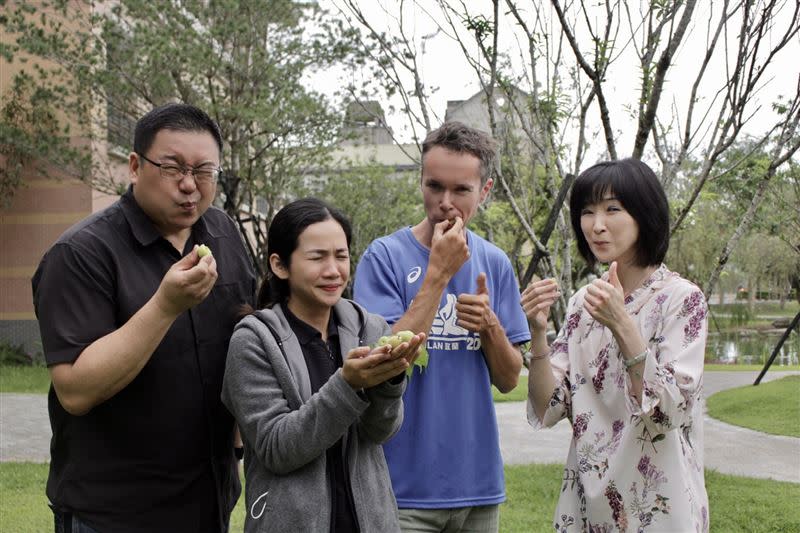 朱嘉雯老師帶領學生們品梅。（圖／東華大學提供）