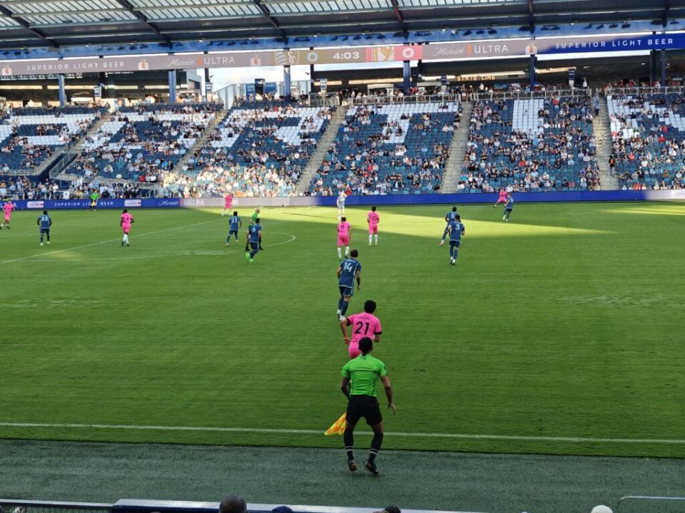 美國足球公開賽，Sporting KC）藍）主場作戰