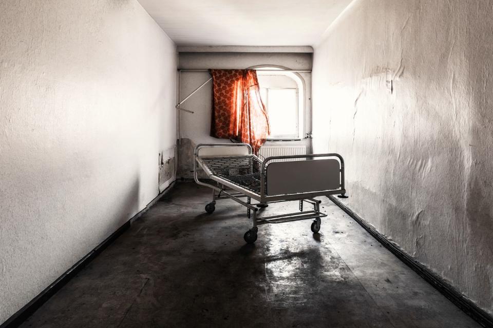 30 Photos of Abandoned Hospitals That'll Send Chills Down Your Spine