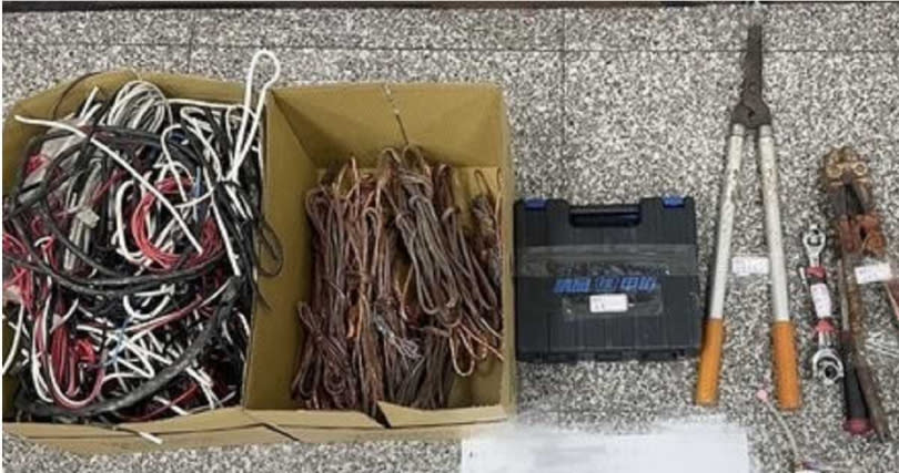 警方搜獲大量的毒品和21公斤的電纜線。（ 圖／翻攝畫面）