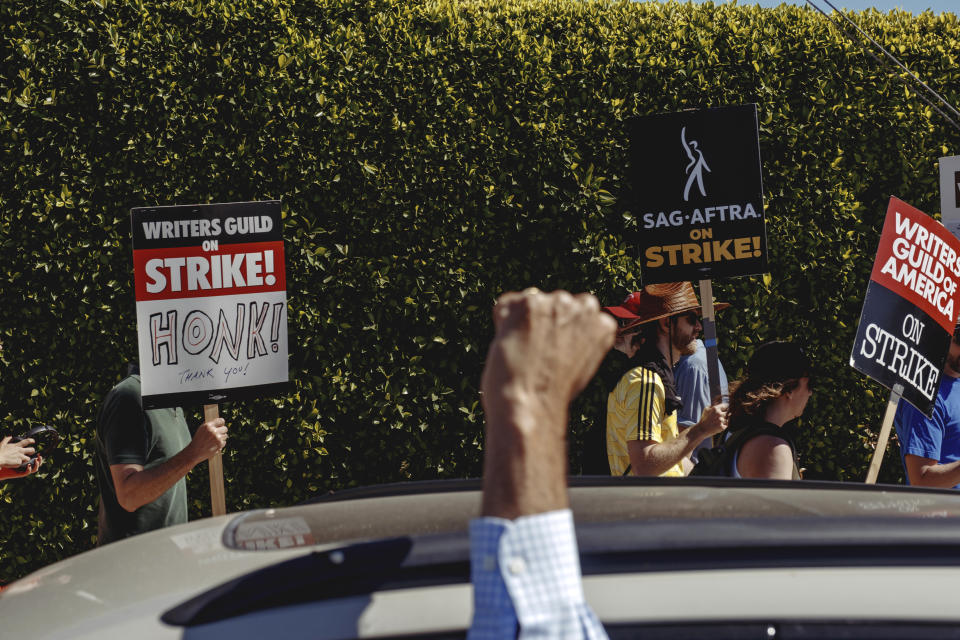 Miembros y partidarios del Sindicato de Guionistas de Estados Unidos se manifiestan fuera de las oficinas de Netflix en Los Ángeles, el 13 de julio de 2023. (Jenna Schoenefeld/The New York Times).
