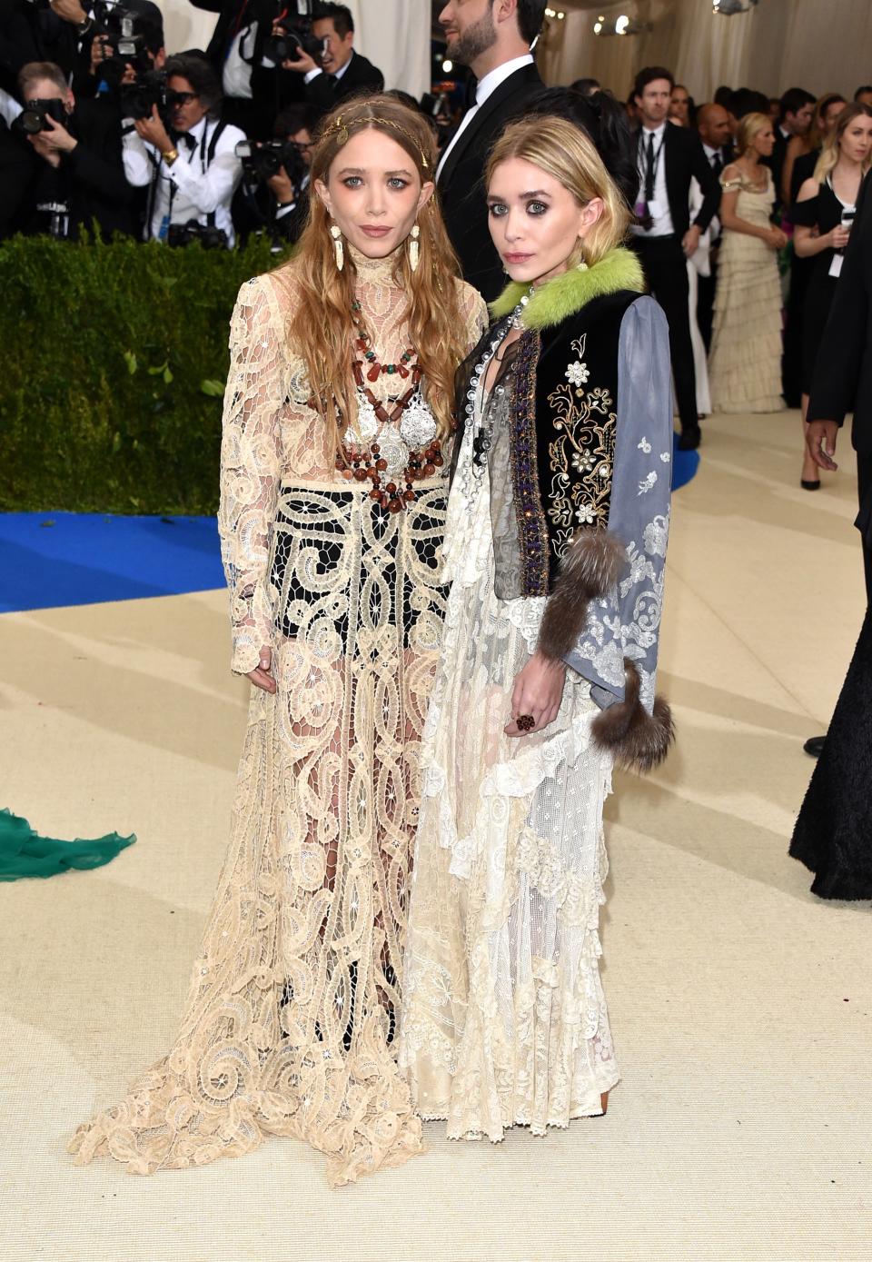 Sisters Mary-Kate and Ashley Olsen