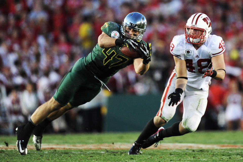 PASADENA, CA - JANUARY 02: Linebacker Kiko Alonso #47 of the Oregon Ducks intercepts a pass in front of tight end Jacob Pedersen #48 of the Wisconsin Badgers in the second half at the 98th Rose Bowl Game on January 2, 2012 in Pasadena, California. (Photo by Harry How/Getty Images)