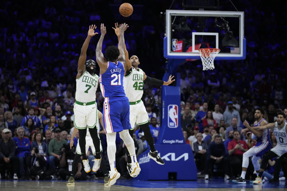 Joel Embiid (21), de los 76ers de Filadelfia, dispara a la canasta ante la marcación defensiva de Jaylen Brown (7) y Al Horford (42), de los Celtics de Boston, durante el tiempo extra del Juego 4 de la serie de playoffs en el baloncesto de la Conferencia Este de la NBA, el domingo 7 de mayo de 2023, en Filadelfia. (AP Foto/Matt Slocum)