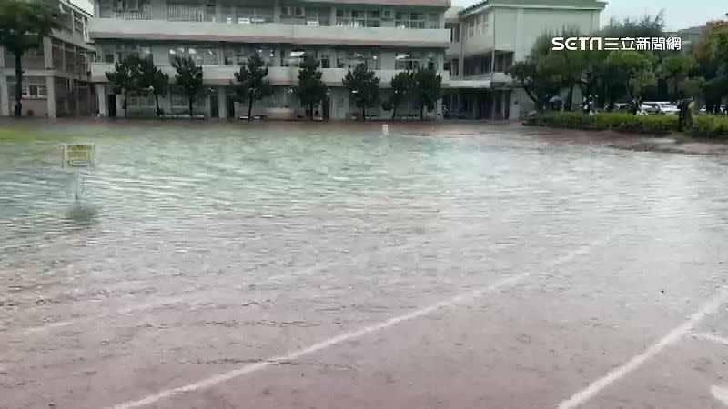 伸港國中校園附近的排水溝溢流，操場下雨下到變水池。