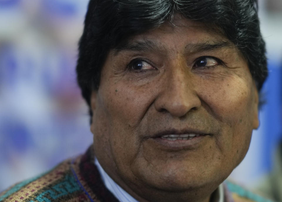 ARCHIVO - Evo Morales, expresidente y actual líder del partido oficialista MAS, da una conferencia de prensa el 11 de abril de 2024, en La Paz, Bolivia. Morales acusó el domingo 30 de junio de 2024 a su aliado político convertido en rival, el presidente Luis Arce, de engañar al pueblo boliviano al orquestar un “autogolpe” esta semana con el fin de ganar puntos políticos. (Foto AP/Juan Karita, Archivo)