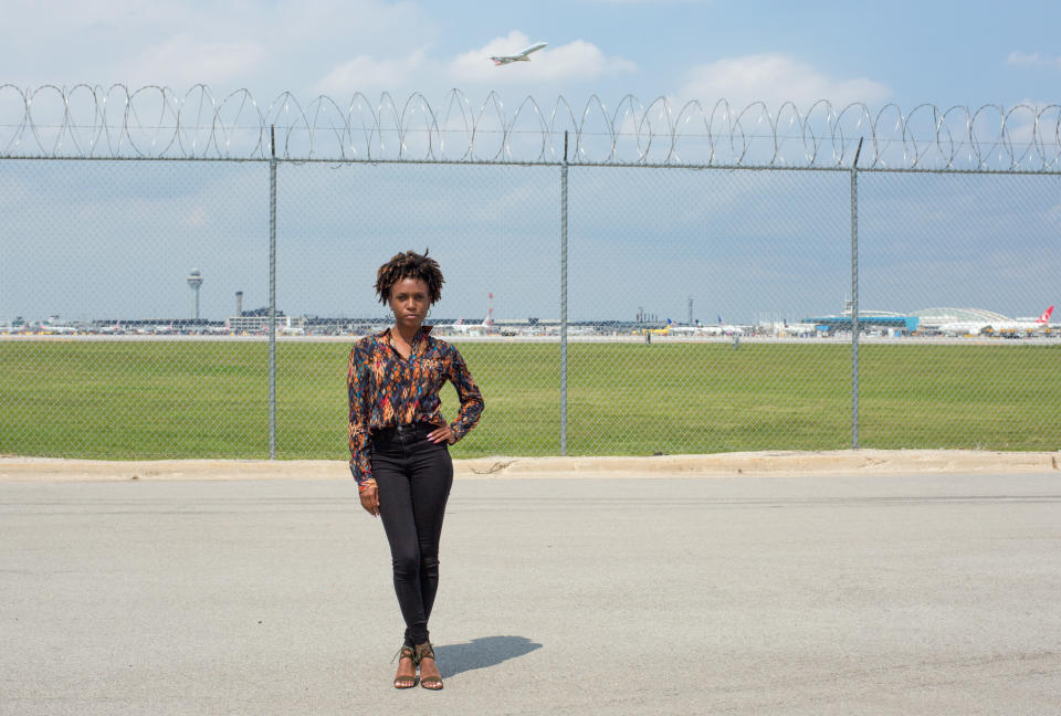 Nas Lewis, una sobrecargo que vive en Chicago, posa para una fotografía en el aeropuerto O'Hare de Chicago, el 17 de agosto de 2021. (Michelle Litvin/The New York Times)