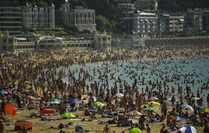 2018年夏天，熱浪侵襲歐洲，西班牙民眾泡水降溫（AP）