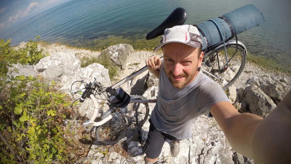 Moritz Ecker ist nicht nur Singer-Songwriter, sondern auch passionierter Radfahrer. Nachdem er bereits 5000 Kilometer durch Europa geradelt ist, macht er sich jetzt an seine bisher ambitionierteste Reise: Mit dem Drahtesel von Berlin nach Melbourne. Warum, verrät er im Interview.