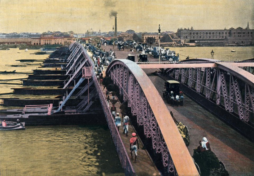 Bridge over the River Hooghly, Calcutta, India, c1880-1890. Illustration from Inde Anglaise, Sites et Paysages, (English India, Places and Landscapes, published by L Boulanger, Paris). (Photo by The Print Collector/Print Collector/Getty Images)