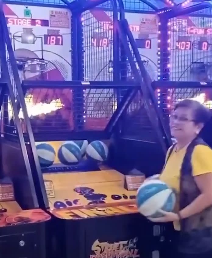 ▲64歲的Florde阿嬤遊玩投籃機的技巧超級高超，回合結束還能一派輕鬆嶄露笑容。（圖／AP+ Viral Press）