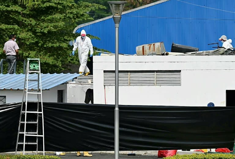 Des employés à l'intérieur de la morgue de Guayaquil, en Équateur, le 13 juin 2024 (MARCOS PIN)