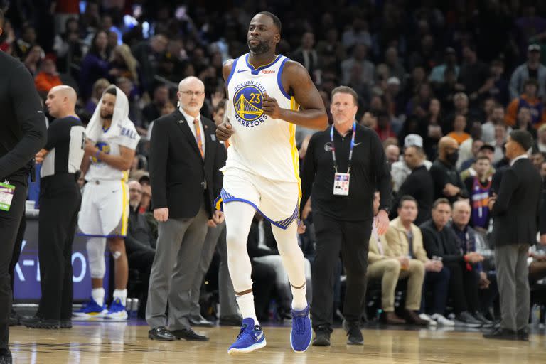 Draymond Green debió retirarse corriendo de la cancha mientras los fanáticos de los Suns lo repudiaban.