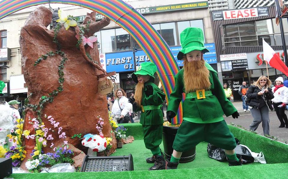 聖派翠克節遊行中扮演leprechauns的孩童（Photo by Vince Talotta/Toronto Star, Image Source : Getty Editorial）