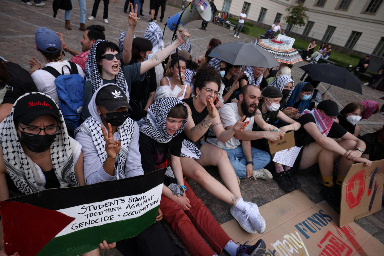 Studenten protestieren Anfang Mai vor der Humboldt-Uni in Berlin (Bild: REUTERS/Lisi Niesner)