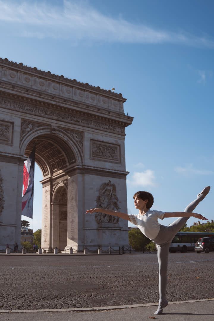 León hizo el Stage d'été en las afueras de París, pero también recorrió la ciudad: paseó en barco por el Sena, visitó la Ópera Garnier y el Arco de Triunfo