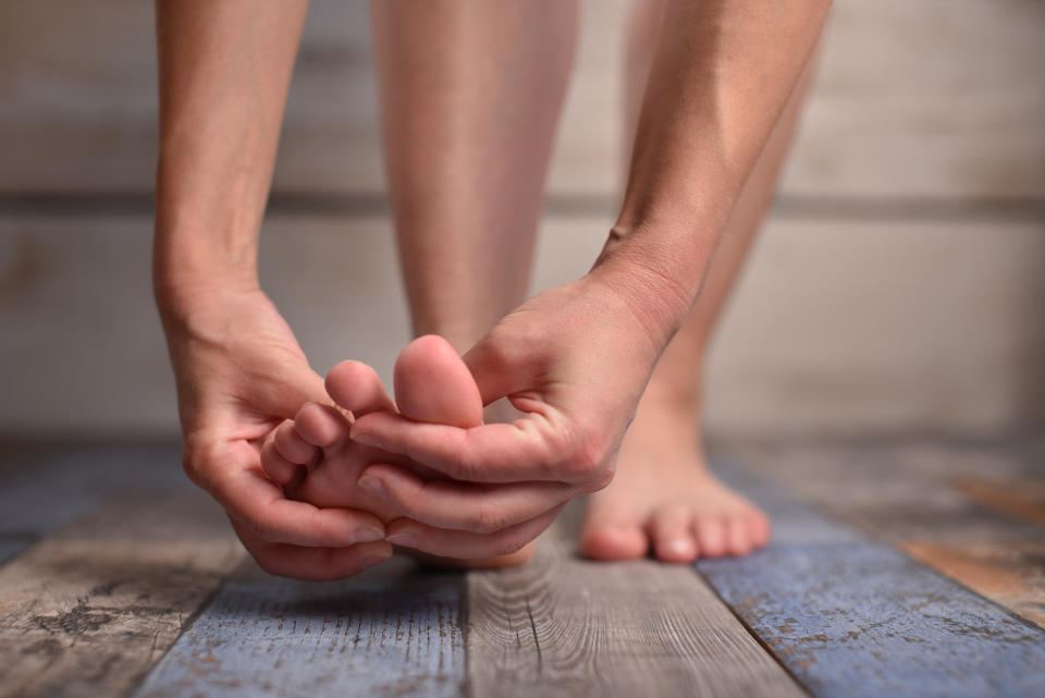 El dolor persistente en los pies puede ser una señal de valores de colesterol elevados. (Getty Creative)