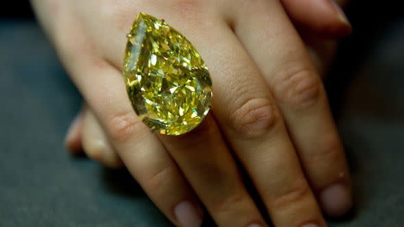 Finger, Nail, Ring, Manicure, Green, Hand, Yellow, Fashion accessory, Nail care, Diamond, 