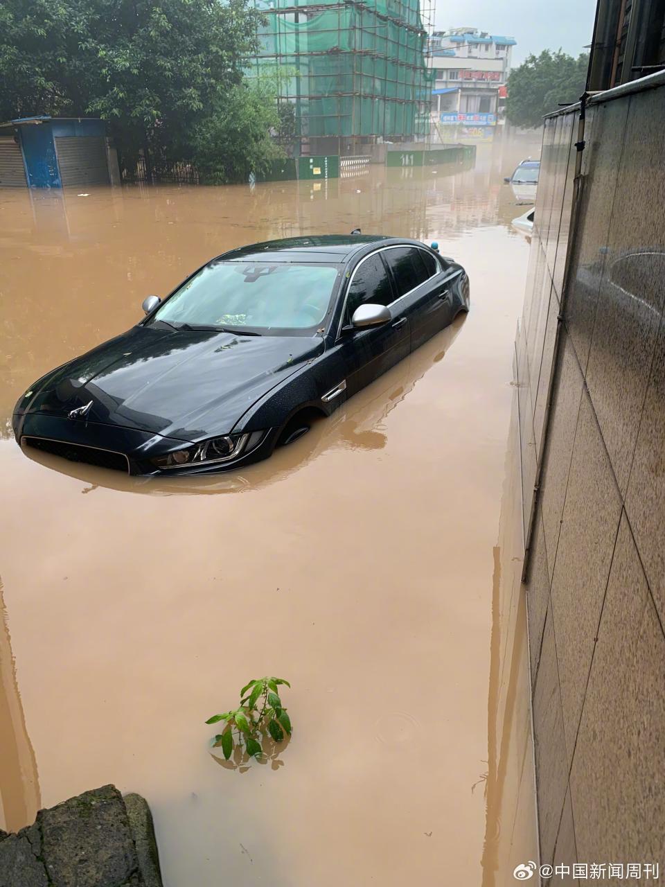 桂林市區上漲的漓江水倒灌到沿江路面致交通阻斷。（圖／翻攝自微博）
