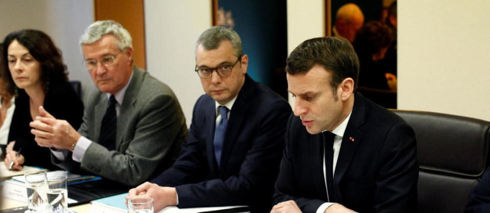 Emmanuel Macron (R) avec Alexis Kohler lors d'un conseil de défense en mars 2020. 
