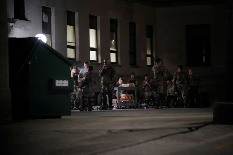 Miembros de la Guardia Nacional en un descanso en medio de las manifestaciones tras los disparos de la policía a Jacob Blake, un hombre negro, en Kenosha, Wisconsin, EEUU