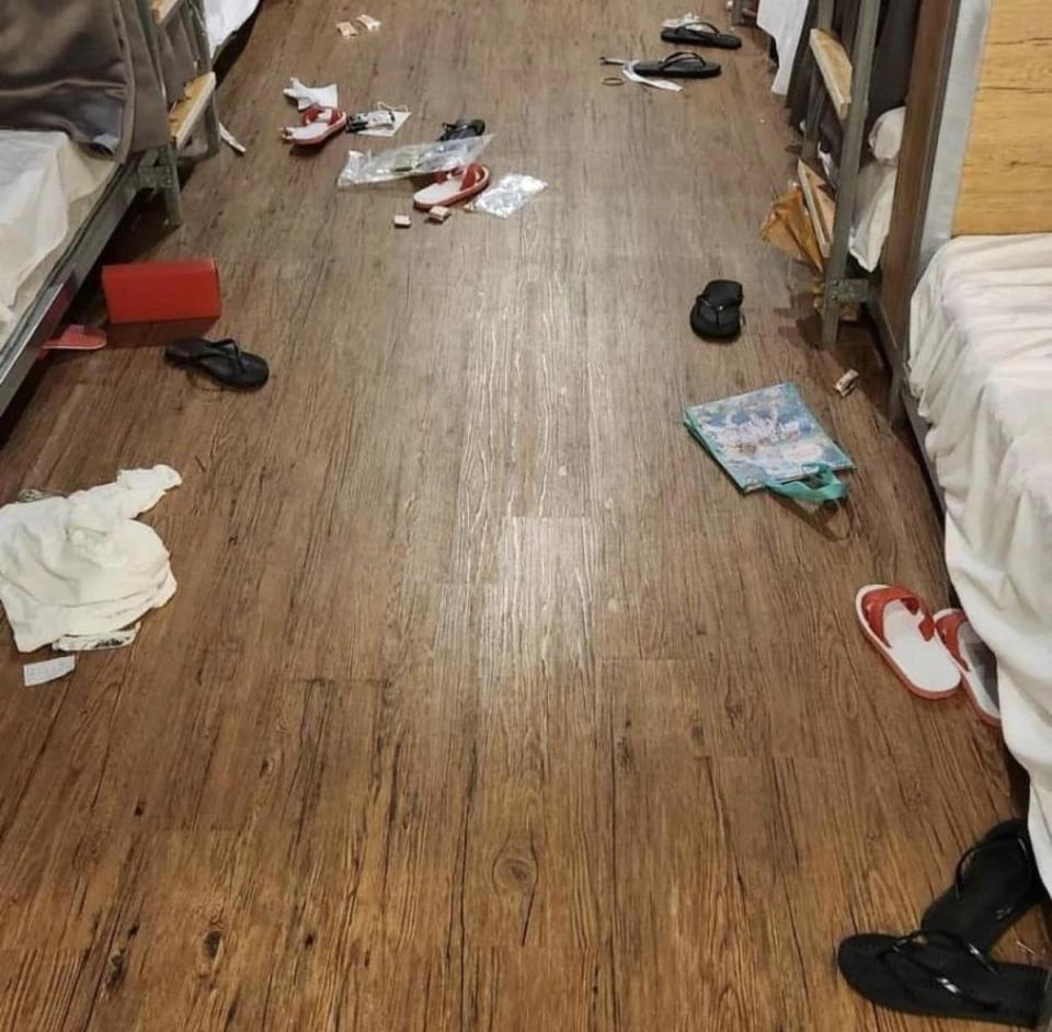 青年旅館在臉書PO出台大管院營退房後，旅館內髒亂的慘況。（翻攝自米尼旅店 miniinn臉書）