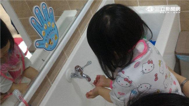 疾管署呼籲小朋友勤洗手預防腸病毒。（圖／台中市衛生局）