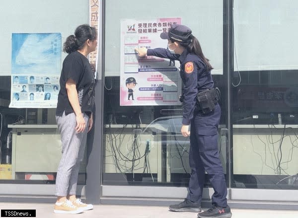 南市警局設計印製「受理各類案件發給單據一覽表」海報，張貼於各分局、派出所公布欄，讓民眾周知，報案不再疑惑。（記者李嘉祥攝）