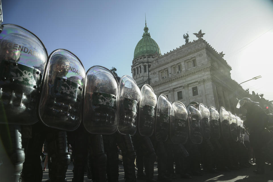 La policía antidisturbios se forma frente al Congreso donde los legisladores debaten un proyecto de ley promovido por el presidente argentino Javier Milei en Buenos Aires, Argentina, el miércoles 31 de enero de 2024. (AP Foto/Víctor R. Caivano)