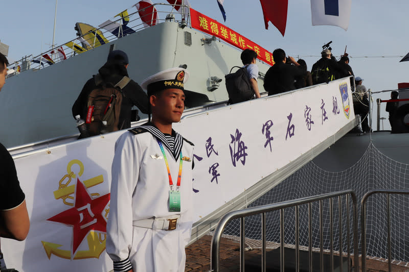 中共051C型驅逐艦-石家莊艦 中共海軍成立75年，軍方在青島港3號碼頭、青島奧 帆中心碼頭安排6艘艦艇向社會公眾開放。圖為20日 的開放日，媒體登上051C型驅逐艦-石家莊艦參觀。 中央社記者呂佳蓉青島攝 113年4月21日 