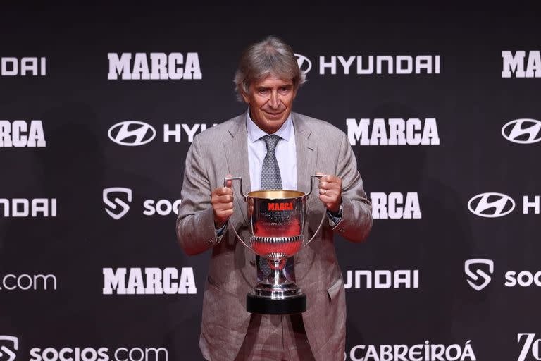 28/09/2022 El entrenador del Real Betis, Manuel Pellegrini, en la Gala de los Premios Marca 2022..  El técnico del Betis, Manuel Pellegrini, reconoció este miércoles que "no es fácil conseguir un puesto de Liga de Campeones", aunque destacó que el equipo lo intentará, apoyándose en su "ilusión y ambición", aunque son dos actitudes que deben "demostrar" con resultados sobre el césped.  DEPORTES