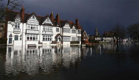 The river Thames floods the village of Datchet, southern England February 10, 2014. REUTERS/Eddie Keogh