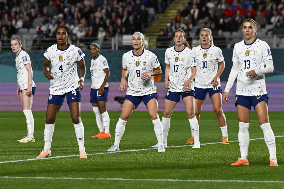 US players wait for a corner kick during the Women's World Cup Group E soccer match between Portugal and the United States at Eden Park in Auckland, New Zealand, Tuesday, Aug. 1, 2023. (AP Photo/Andrew Cornaga)