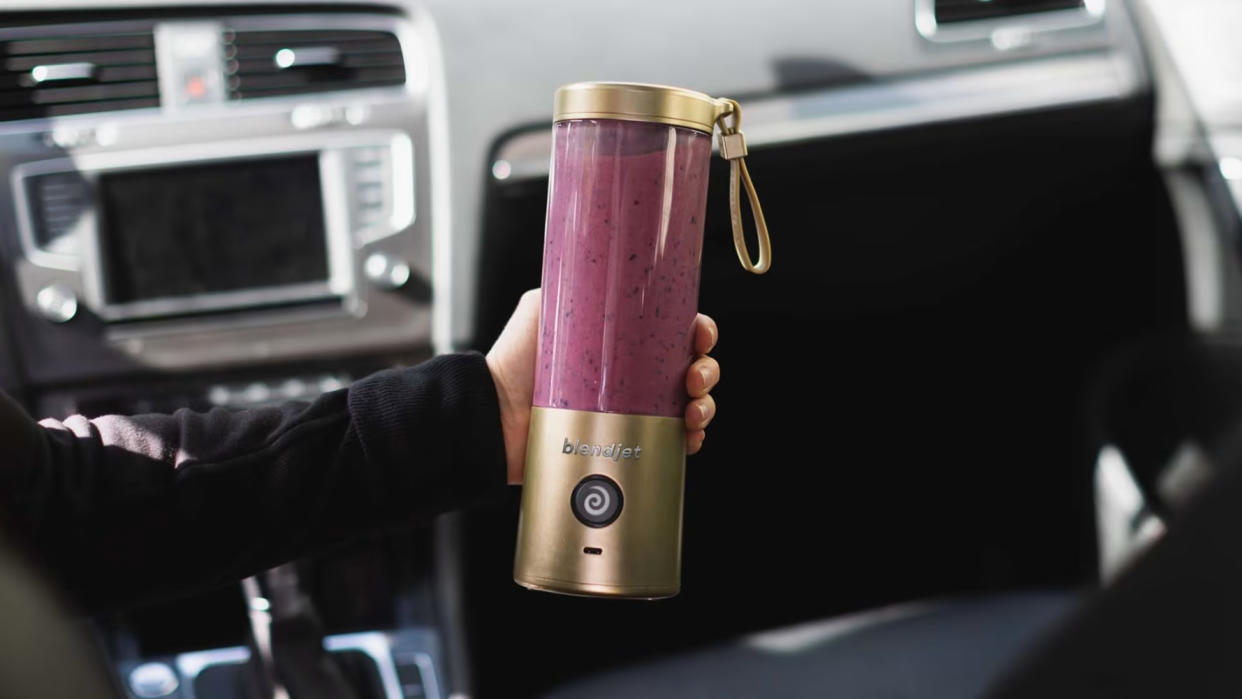  Best portable blender for protein shakes - the Blendjet 2 berry smoothie in gold blender in car 