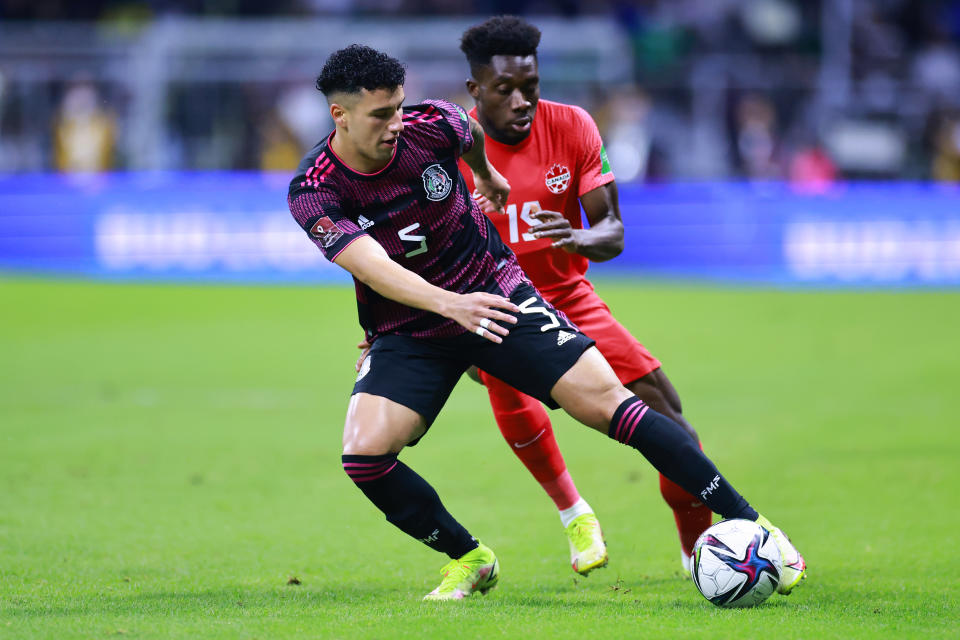 Sánchez peleando un balón con la estrella canadiense Alphonso Davies. (Hector Vivas/Getty Images)