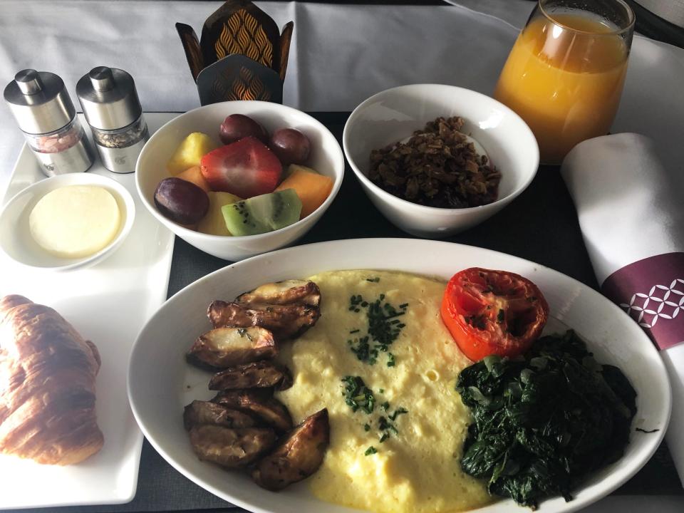 Bevor das Flugzeug in Barcelona landete, nahm ich ein komplettes Frühstück zu mir. - Copyright: Kaila Yu