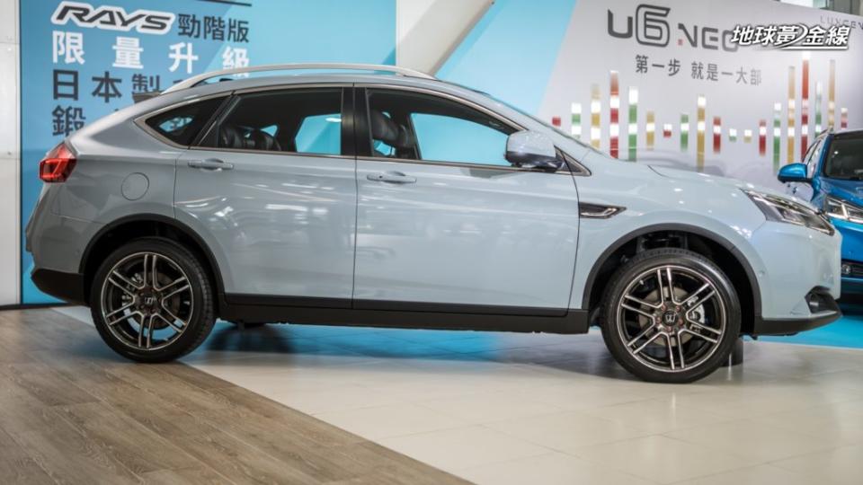 U6 Neo雖然外觀改款，但 車身尺碼4,630×1,825×1,620mm跟軸距2,720mm維持不變。(攝影/ 劉家岳)