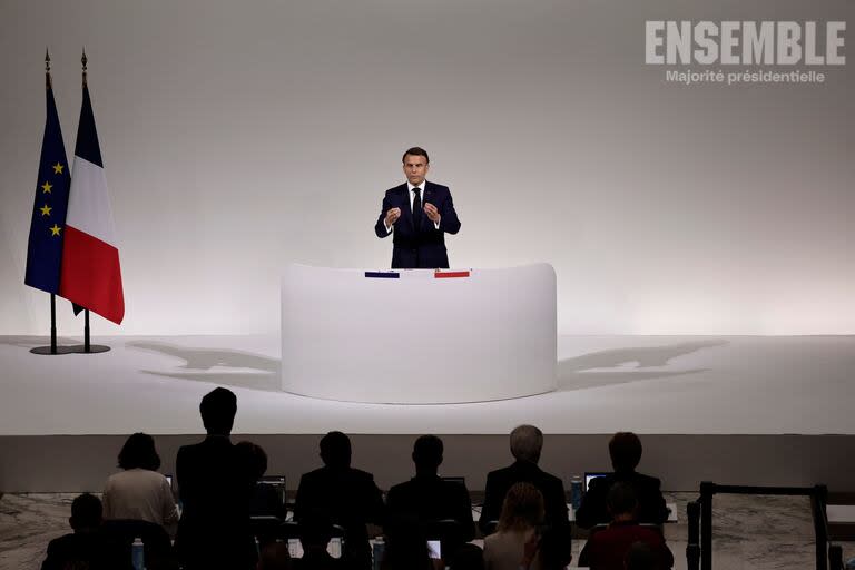 El presidente de Francia, Emmanuel Macron, pronuncia un discurso durante una conferencia de prensa celebrada en el Pavillon Cambon Capucines de París.