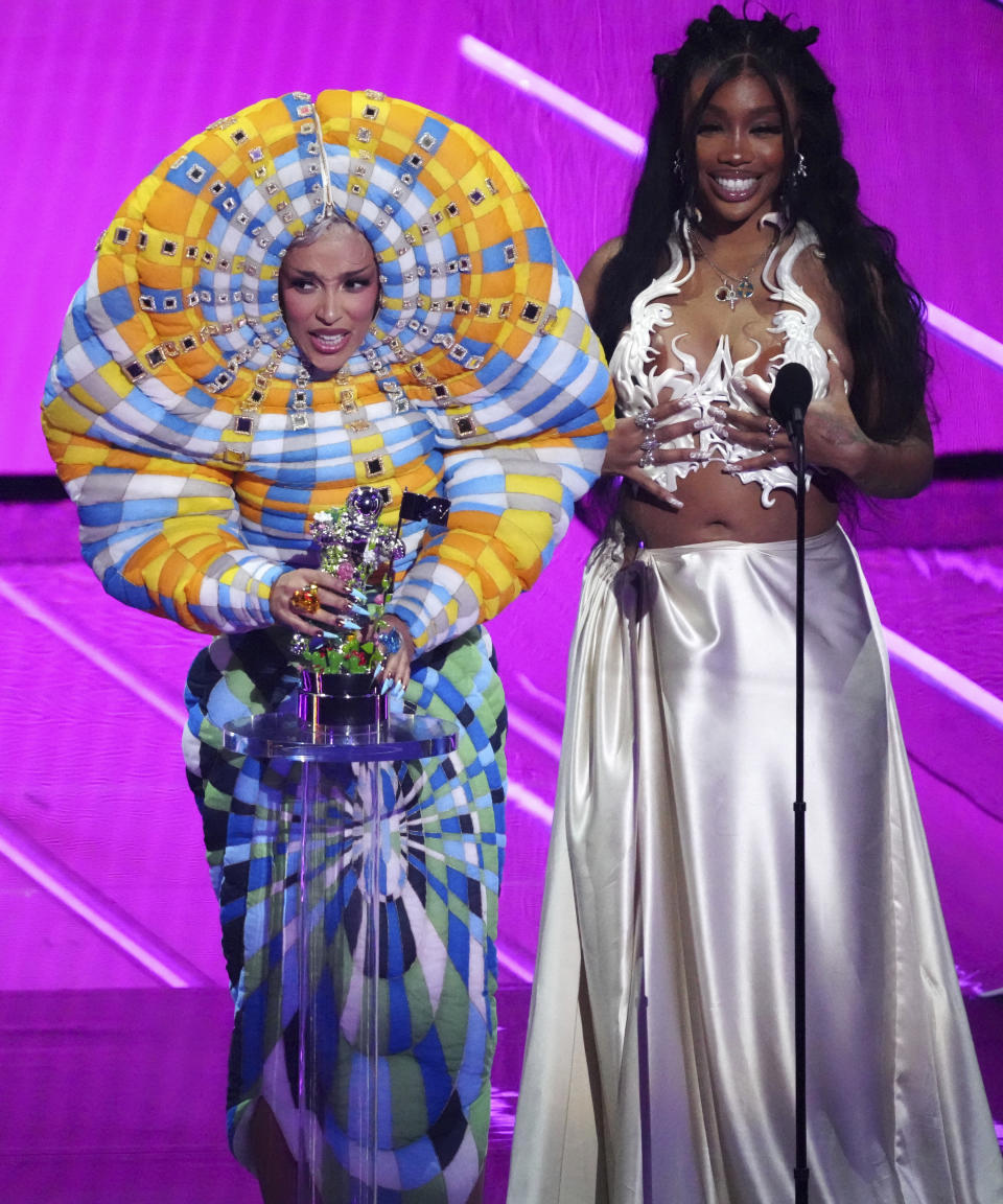 Doja Cat, a la izquierda, y SZA reciben el premio a la mejor colaboración por "Kiss Me More" durante la ceremonia de los Premios MTV a los Videos Musicales, el domingo 12 de septiembre de 2021 en el Barclays Center en Nueva York. (Foto por Charles Sykes/Invision/AP)