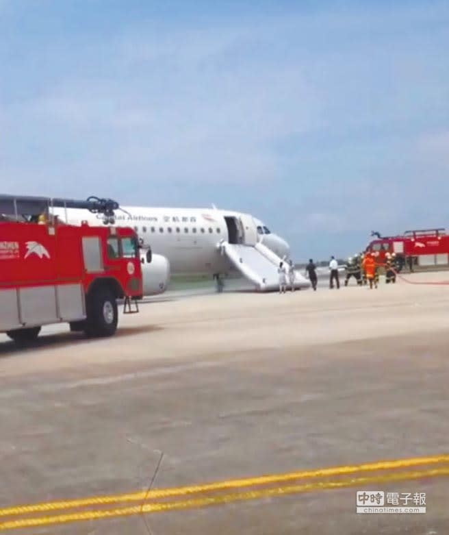 大陸首航客機備降深圳機場，該航班有5名旅客輕傷，其餘旅客和機組均安全撤離。（影片截圖自新浪微博@春城晚報）