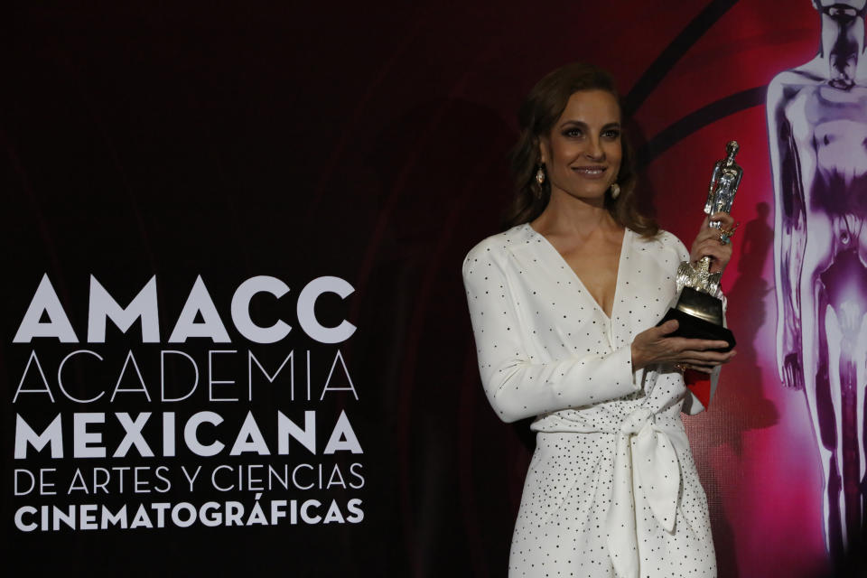 Marina de Tavira posa tras ganar el Premio Ariel a la mejor coactuación femenina por "Roma" el lunes 24 de junio del 2019 en la Ciudad de México. (AP Foto/Ginnette Riquelme)