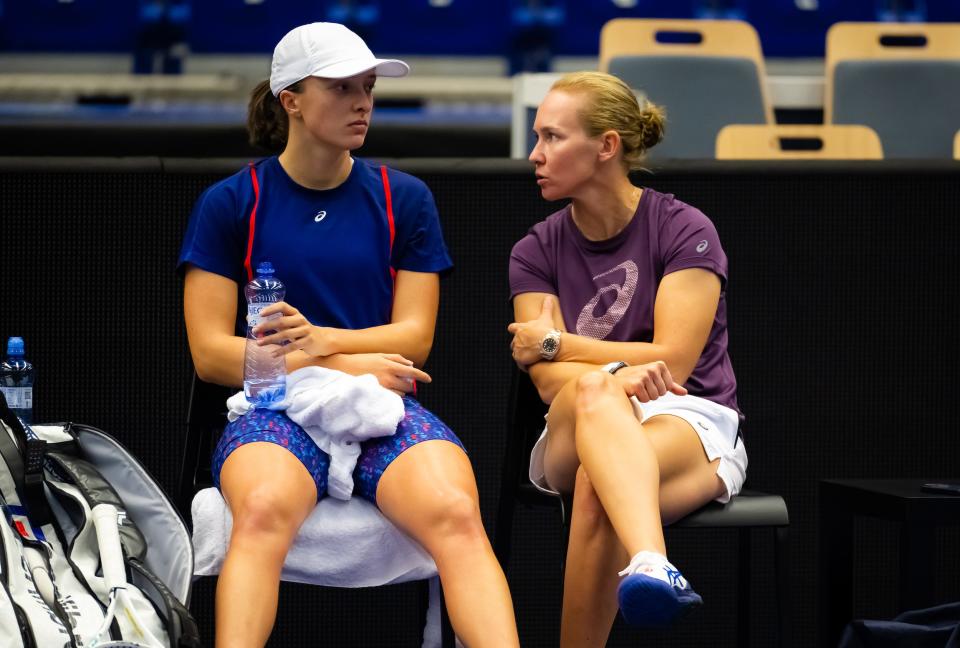 Sports psychologist Daria Abramowicz (right) speaks with Iga Swiatek ahead of an October 2022 match. 