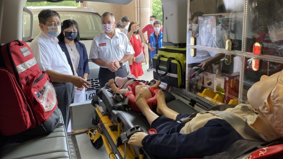 縣長楊文科提到此次捐贈的救護車將是全新竹縣第一輛加入嬰幼兒固定裝置組的救護車。(圖片來源/ 三陽工業)