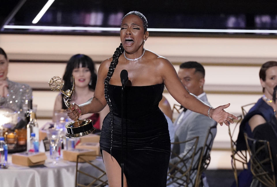 Sheryl Lee Ralph canta al recibir el Emmy a mejor actriz de reparto en una comedia por "Abbott Elementary" en la 74a entrega de los Premios Emmy el 12 de septiembre de 2022, en el Teatro Microsoft en Los Angeles. (Foto AP/Mark Terrill)