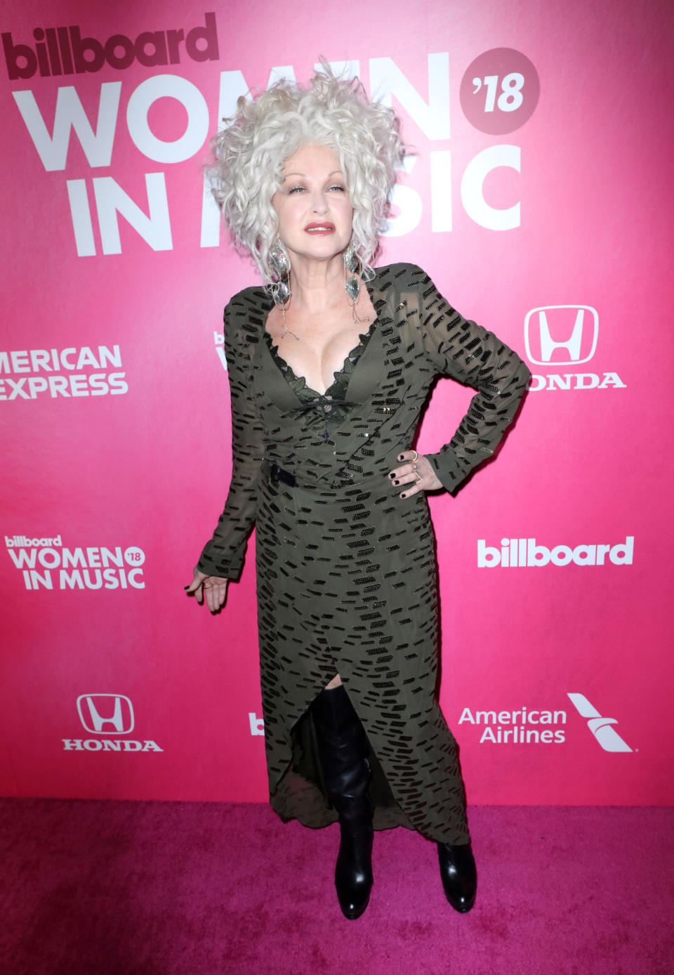 <p>Cyndi Lauper triunfó en la gala de los Women in Music Awards, pero no pudo hacer lo mismo en la alfombra rosa. (Foto: Gtres). </p>